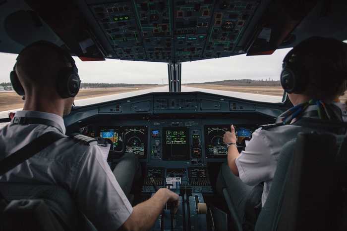 ¿Cuánto gana un copiloto de avión?