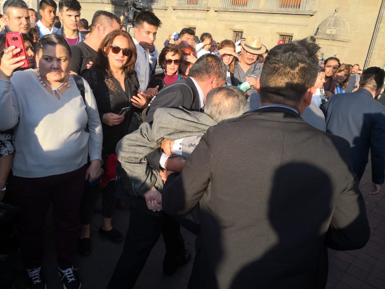 Porfirio Muñoz Ledo se desvanece antes de entrar a Palacio Nacional
