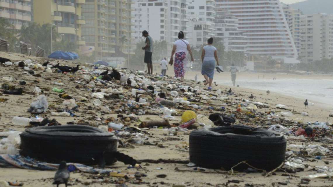 Turistas dejan 400 toneladas de basura en playas de Acapulco