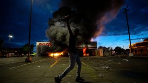 Protestas y saqueos en Minneapolis luego de muerte ocasionada por policía