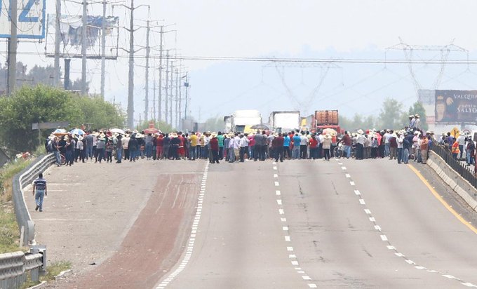 Habitantes de Coronango exigen seguridad; bloquean la autopista México-Puebla