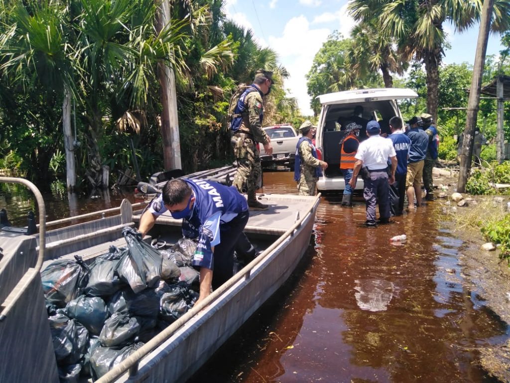 SEMAR transporta víveres al municipio de Felipe Carrillo Puerto, afectado por el paso de "Cristóbal"
