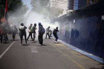 Manifestantes destrozan negocios y pintan embajada de EUA en CDMX