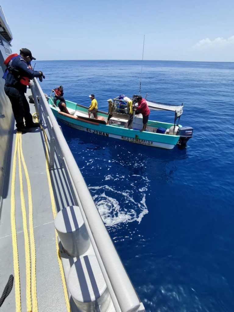 SEMAR rescató a 9 personas en costas de Quintana Roo