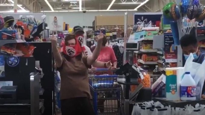 Walmart veta a pareja por usar suástica en cubrebocas