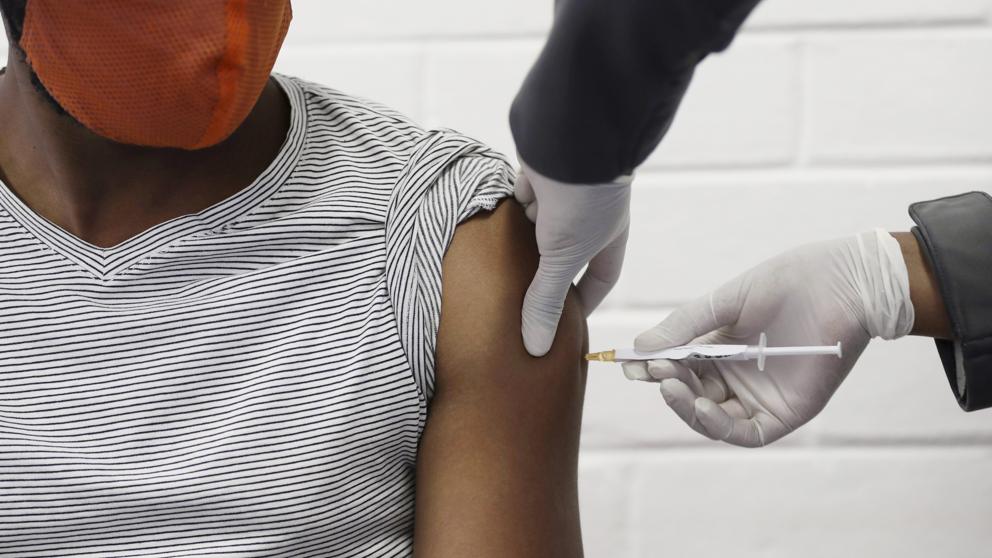 Resultados de vacuna de Oxford son "seguros" y produce reacción inmune a Covid-19