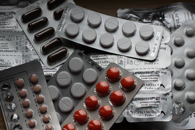 Senado autoriza al gobierno adquirir medicamentos en el extranjero; oposición lo rechaza