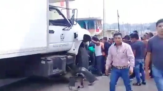 Camión de IMSS se quedó sin frenos; deja 3 muertos y 12 lesionados