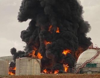 Rayo provocó incendio en tanque de complejo Repsol en España
