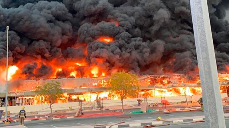 Fuerte incendio se registró en la ciudad Ajmán en Emiratos Árabes Unidos
