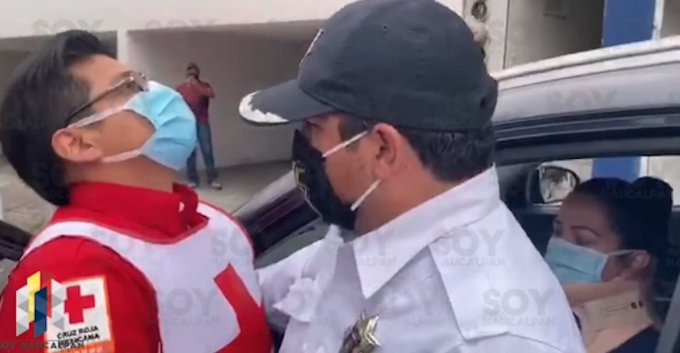 Tránsito agredió a paramédicos de Cruz Roja en Naucalpan