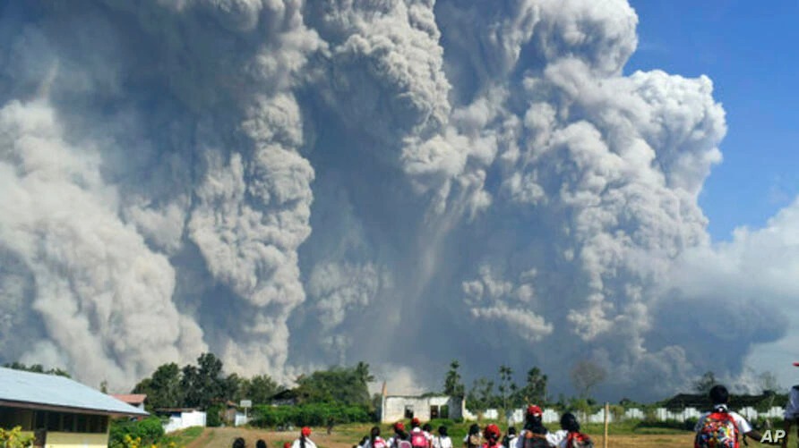 En Indonesia, el Volcán Sinabung hizo erupción con columnas de 5 mil metros