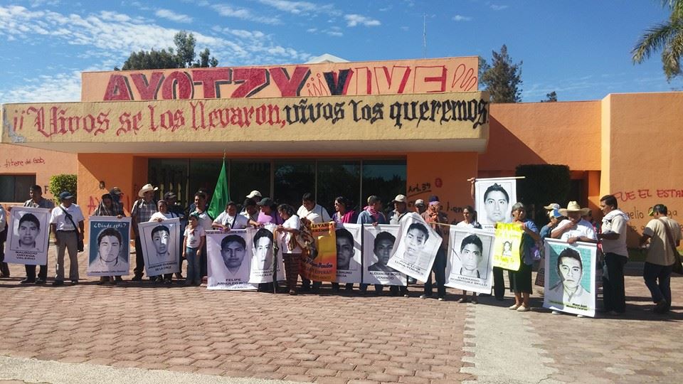Se confrontan egresados de Ayotzinapa con los líderes de “La Noche de Iguala”
