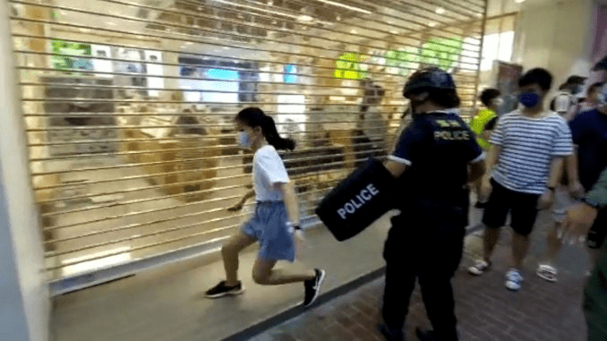 En Hong Kong crea indignación violenta detención a niña de 12 años