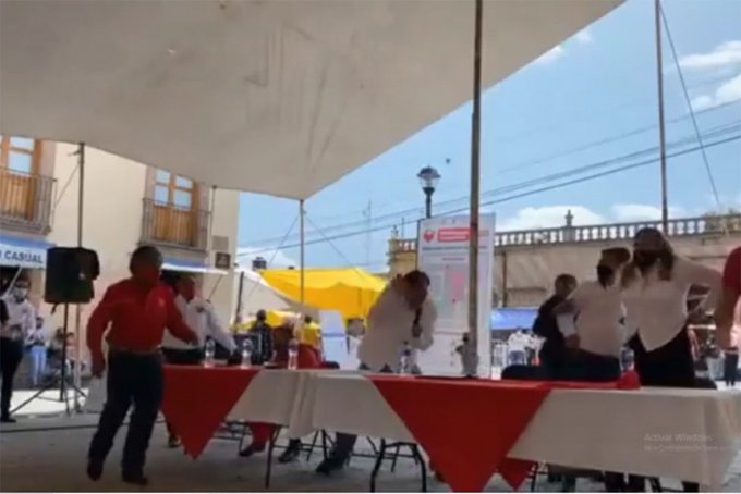 En Hidalgo, con "huevazos" recibieron a Fernández Noroña