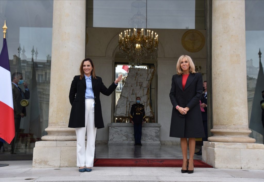 Beatriz Gutiérrez viajó a París y se reunió con esposa de Macron