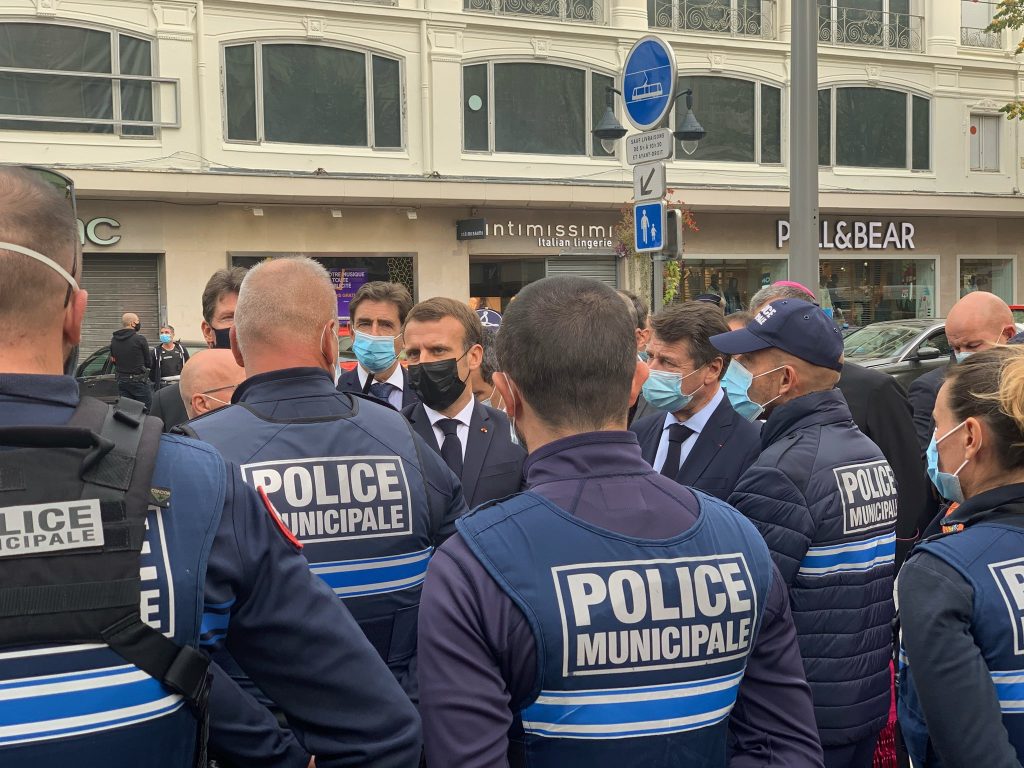 Presidente Emmanuel Macron refuerza seguridad tras ataque en Niza, Francia