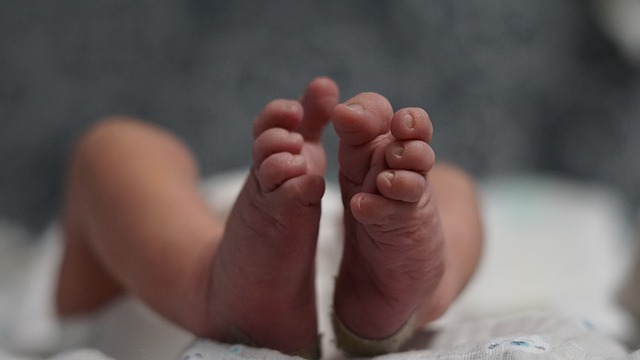 Bebé de un año llegó a hospital con desgarre anal y murió en urgencias