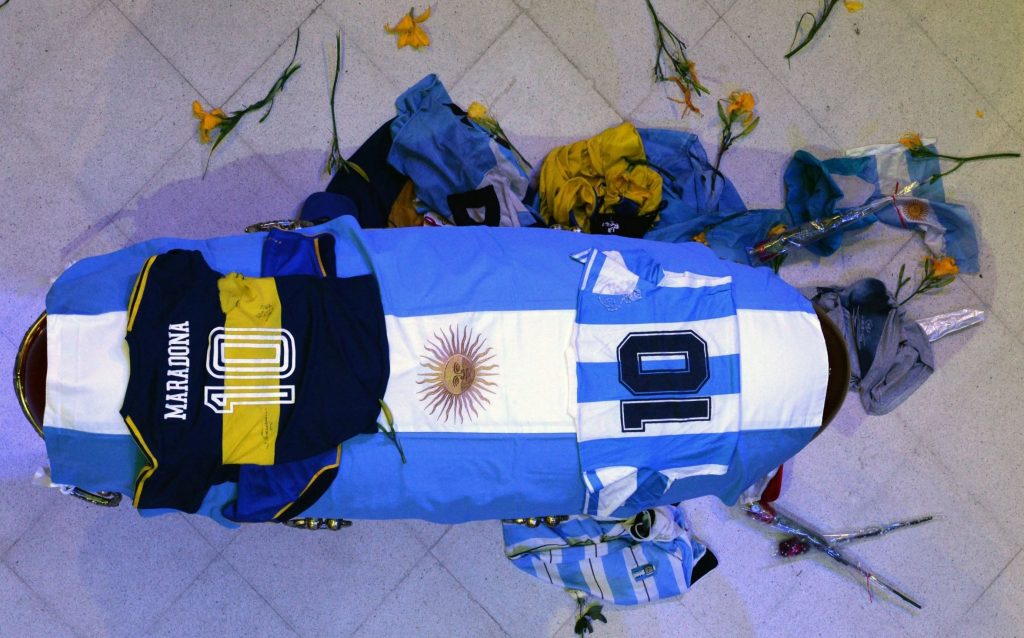 Miles despiden en la Casa Rosada a Diego Armando Maradona