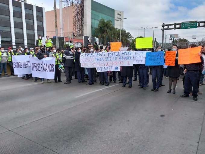 Por pago de sueldos atrasados trabajadores de Interjet bloquean Circuito Interior frente al AICM