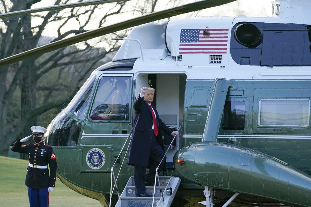 "Nos volveremos a ver", advierte Trump antes de abandonar la Casa Blanca