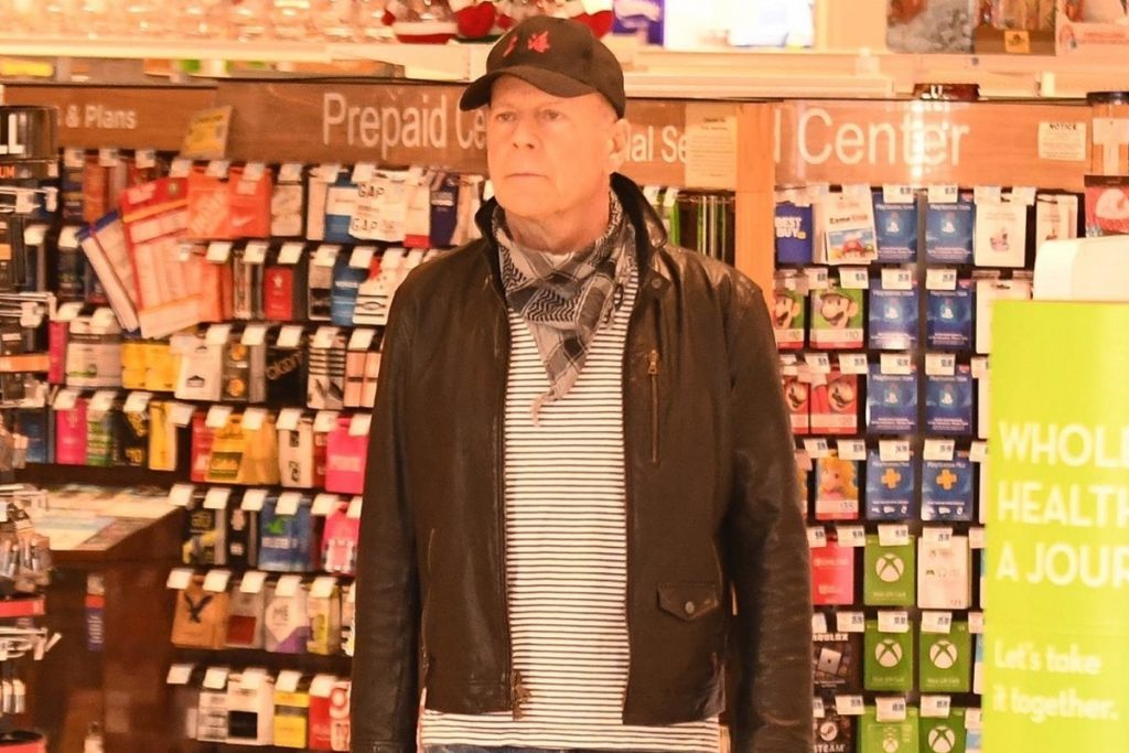 Sacan a Bruce Willis de una farmacia por negarse a usar cubrebocas