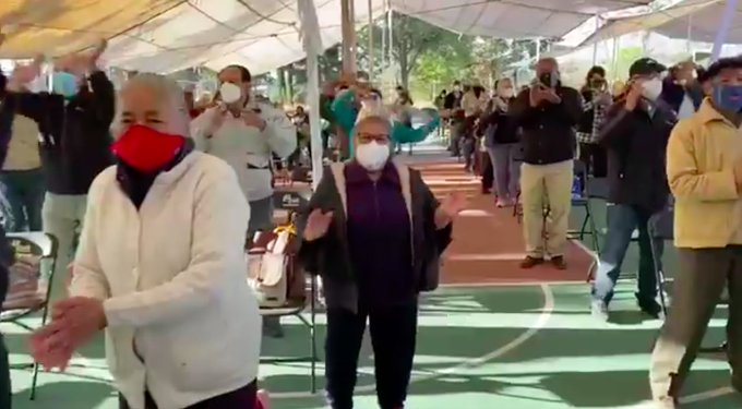 Ponen a bailar a adultos mayores mientras esperan vacuna en Xochimilco