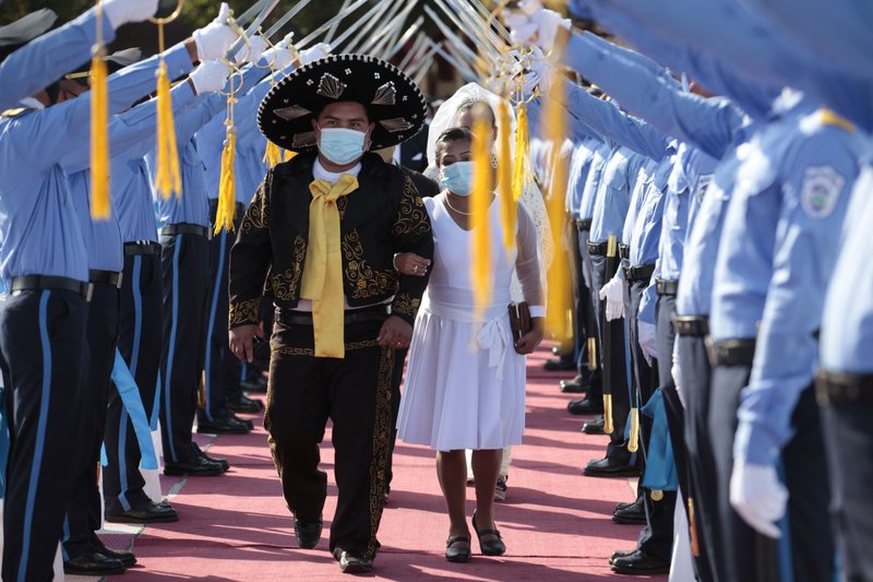 Pese a COVID-19, 400 parejas se casan en boda masiva en Nicaragua