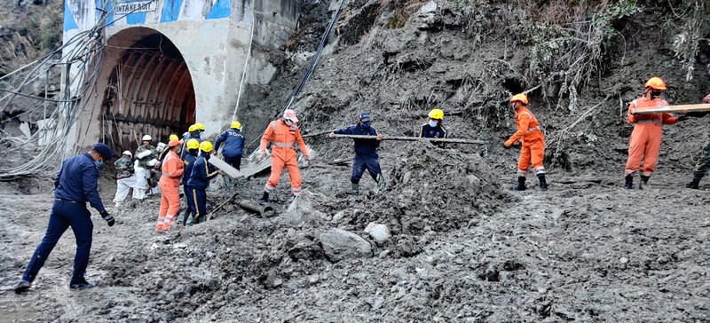 26 muertos y más de 165 desaparecidos tras colapso de glaciar en la India