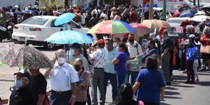 En Ecatepec se forman desde la noche por vacuna pero módulos no abrieron