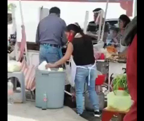 Taquero de Ecatepec reutiliza platos desechables de la basura (Video)