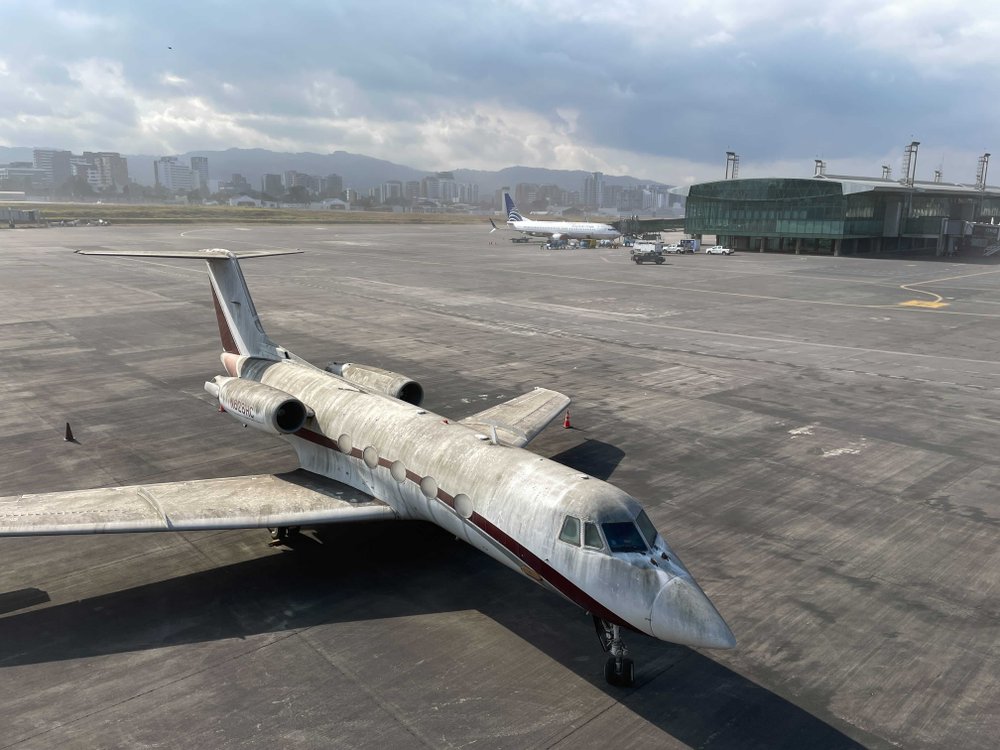 Guatemala cierra aeropuerto por caída de ceniza de volcán