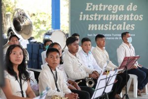 AMLO entregó instrumentos a bandas musicales de Oaxaca