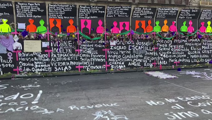 Merece respeto nombres de mujeres en muro: AMLO
