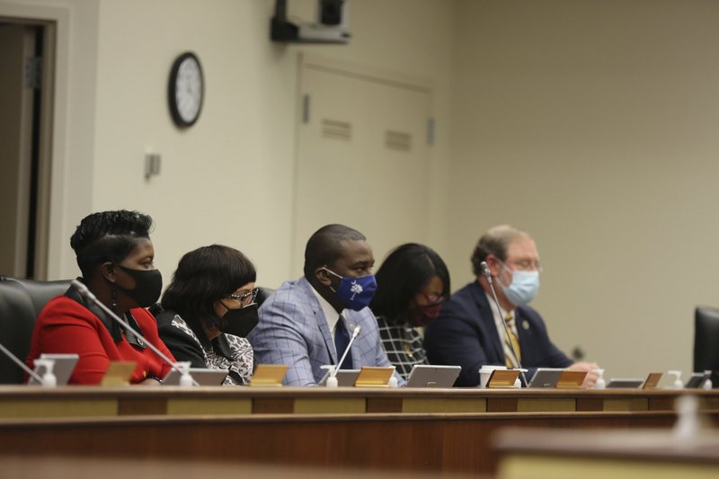 Legisladores durante una sesión sobre un proyecto de ley sobre delitos de odio, en Columbia, Carolina del Sur, el 9 de marzo de 2021. (AP Foto/Jeffrey Collins)