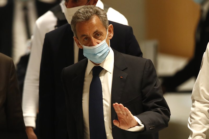 Tribunal ordena un año de cárcel a Sarkozy por corrupción