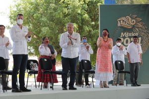 AMLO entregó instrumentos a bandas musicales de Oaxaca