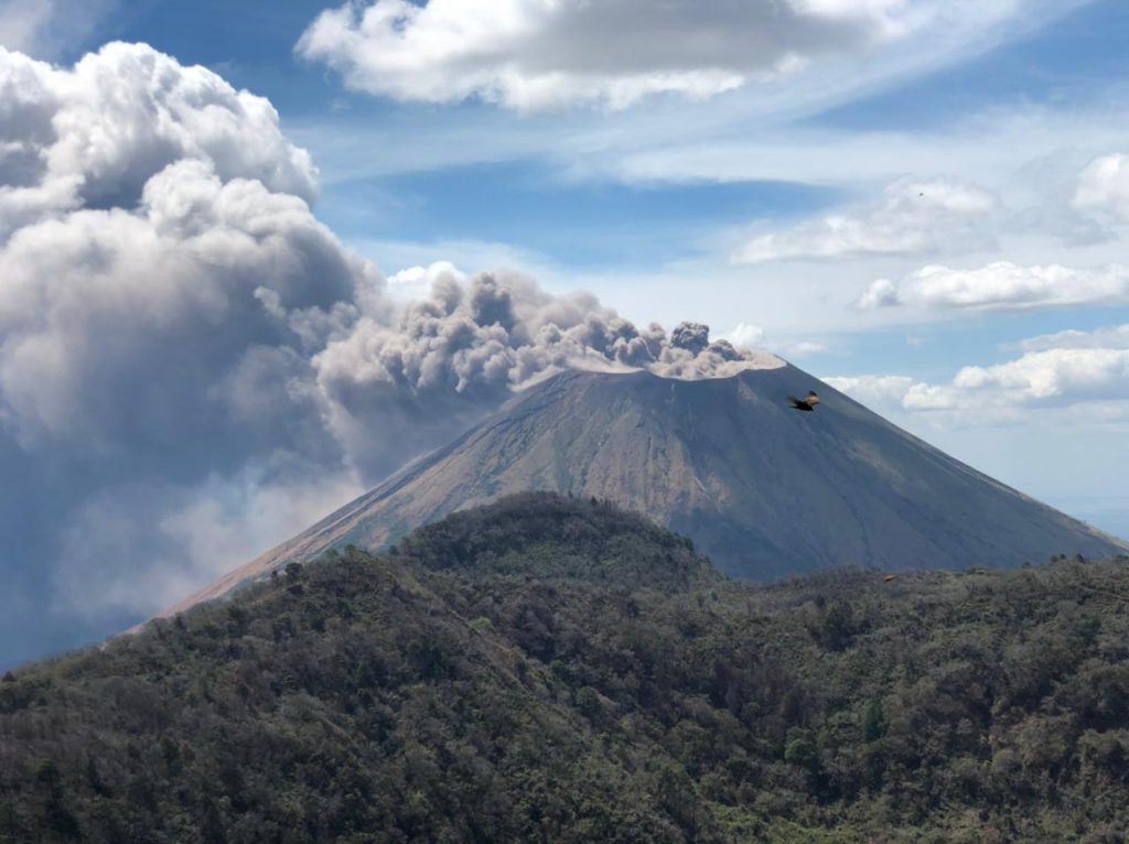 Volcán en Nicaragua registra explosiones y emite cenizas
