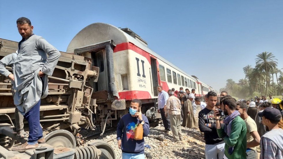 Al menos 32 muertos al chocar dos trenes en Egipto