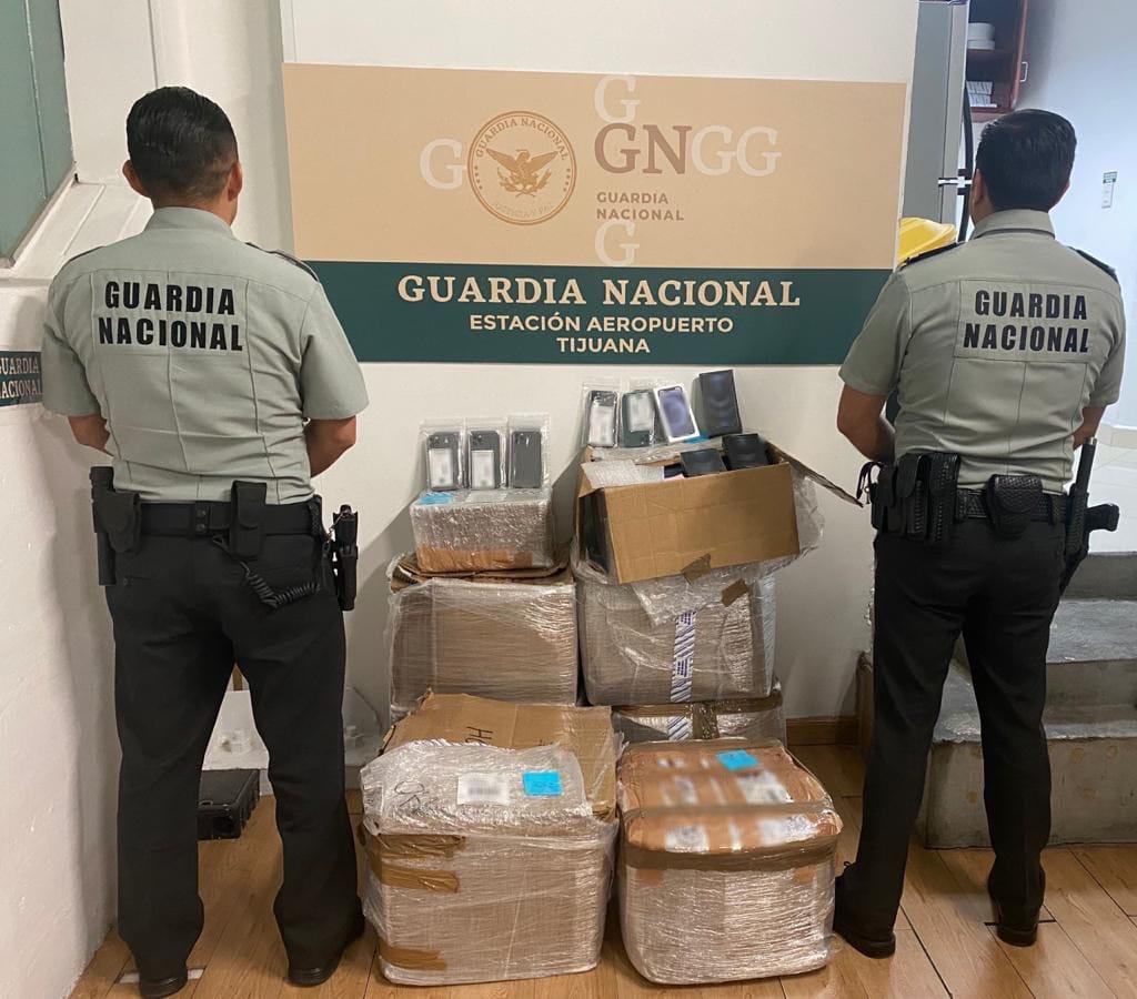 Guardia Nacional interceptó en el aeropuerto de Tijuana envíos con 1,527 teléfonos inteligentes sin declarar