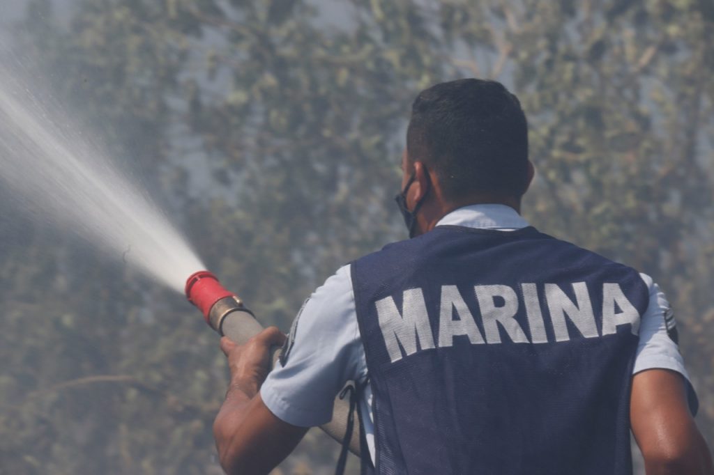 SEMAR activó el "Plan Marina", y apoyó en sofocar incendio en Manzanillo, Colima