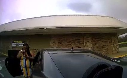 Policía en EUA disparó a mujer afroamericana durante detención, falleció más tarde (Video)