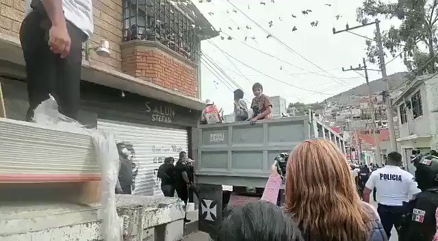Policías suspenden entrega ilegal de despensas y láminas en Ecatepec (Video)