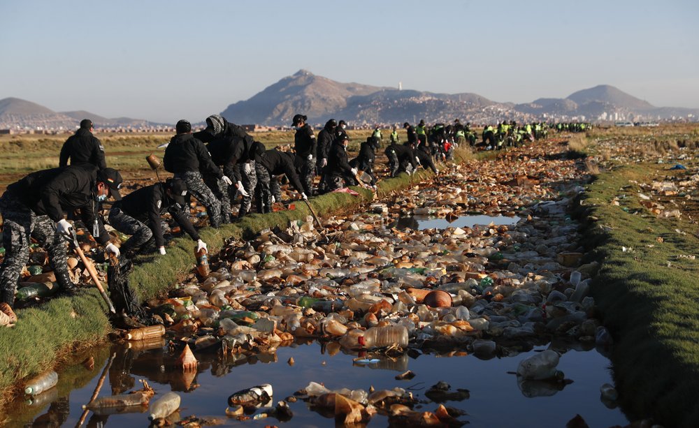 Bolivianos se unen para limpiar la basura del lago Uru Uru