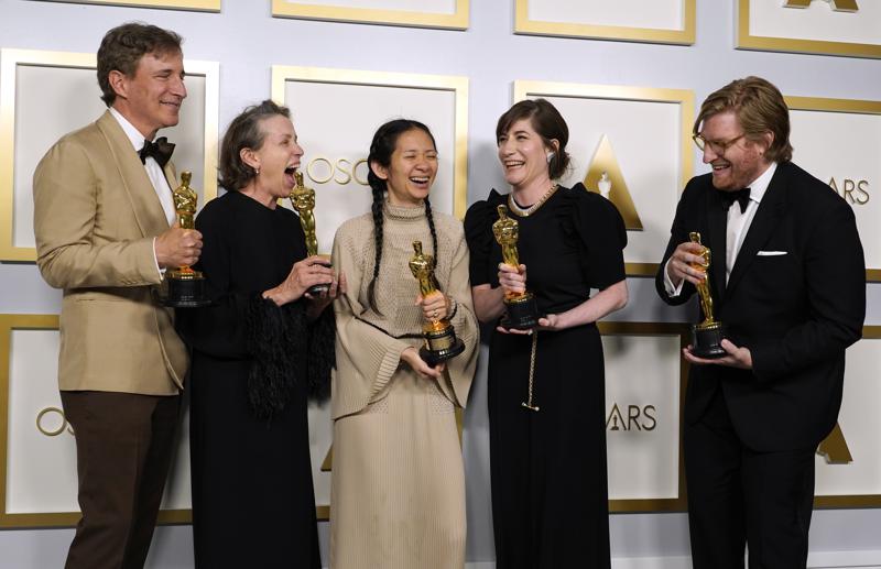 “Nomadland” y Chloé Zhao triunfan en un Oscar inusual