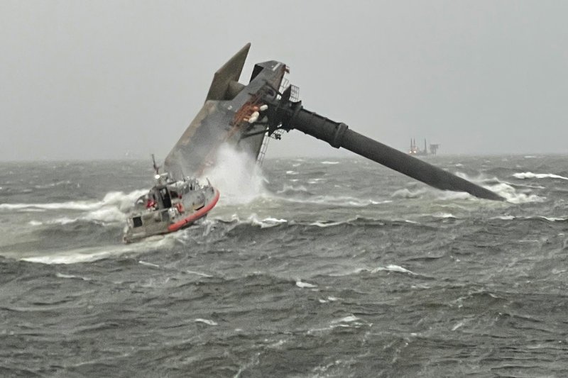 Continúa búsqueda luego de que barco se volcó en Luisiana Foto: AP