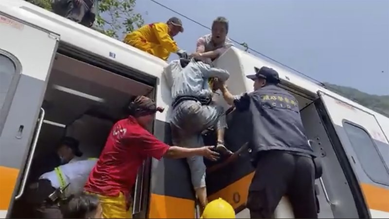 Choque entre tren y camión deja 48 muertos en Taiwán