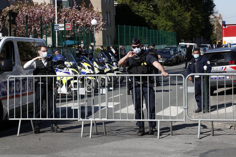 Mujer policía francesa muere apuñalada en afueras de París Foto: AP