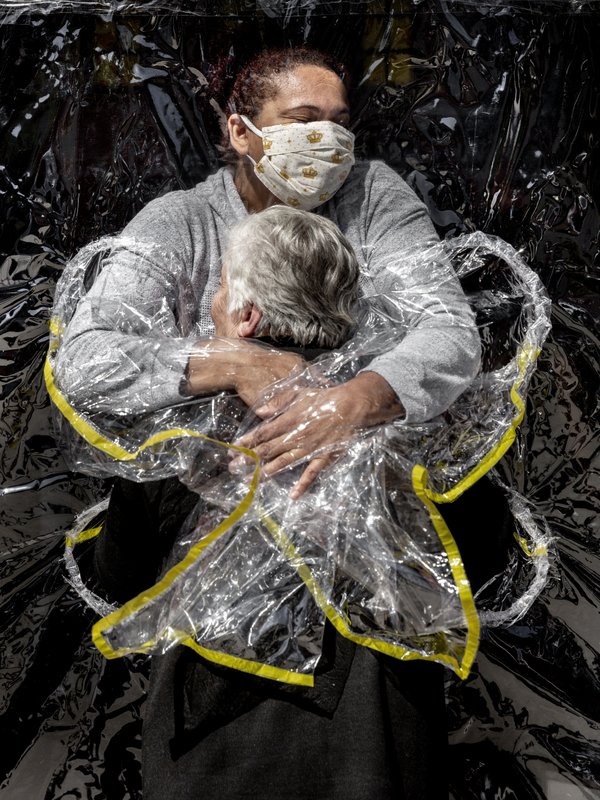 Imagen de abrazo de coronavirus nombrada Foto de prensa mundial del año Foto: AP