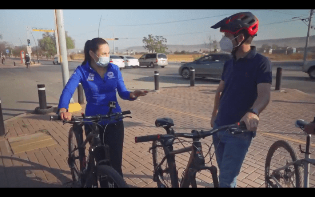 Ricardo Anaya usa ciclovía y descubre que son una alternativa a la movilidad